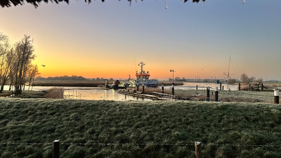 Ein entfernter Blick über den Stördeich auf den Gasthafen in Kasenort. © Artur Pflanz Foto: Artur Pflanz