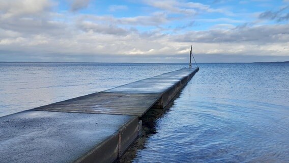 Steg an der Ostsee am Strand von Steinberghaff. © Lisa Zumbach Foto: Lisa Zumbach