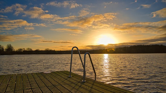 Die Badestelle am Bordesholmer See bei Sonnenuntergang © Ralf Horstmann Foto: Ralf Horstmann