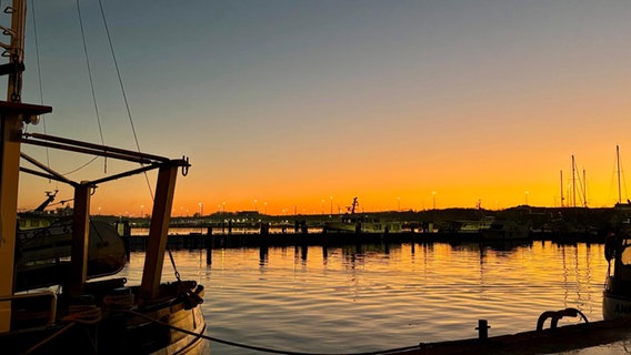 Der Fischereihafen in Travemünde bei Sonnenuntergang. © Julia Blöcker Foto: Julia Blöcker