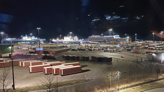 Der Skandinavienkai im Travemünder Hafen bei Nacht. © Karin Klatt Foto: Karin Klatt