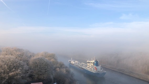 Ein Schiff fährt über den Nord-Ostsee-Kanal. © Svantje Rathje Foto: Svantje Rathje