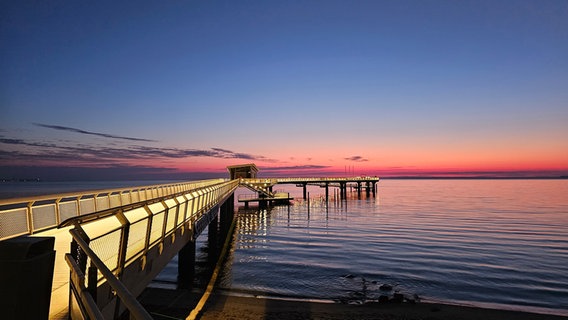 Die Seebrücke in Haffkrug bei Sonnenaufgang. © Andrea Schwedler Foto: Andrea Schwedler