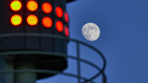 Über der Schleuse Brunsbüttel steht der nahezu volle Mond. © Frank Kossiski Foto: Frank Kossiski