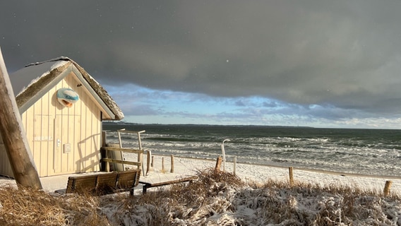 Ein winterlicher Ausblick auf die Ostsee, mit eine in Schnee gehüllte Umgebung. © Stefan Winter Foto: Stefan Winter