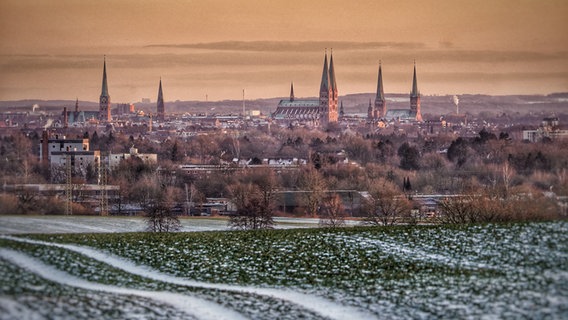 Lübeck, die "Stadt der sieben Türme" bei Sonnenuntergang. © Armin Redöhl Foto: Armin Redöhl