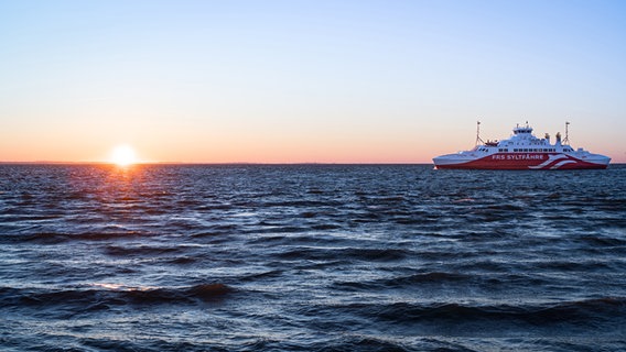 Die Sylt-Fähre setzt sich bei Sonnenaufgang früh am Morgen in Bewegung und überquert die Nordsee. © Karin Bräunert Foto: Karin Bräunert