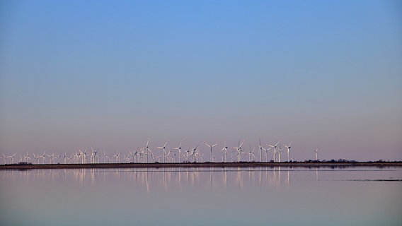 Ein Windpark an der Nordseeküste bei Husum. © Birgit Dircks Foto: Birgit Dircks