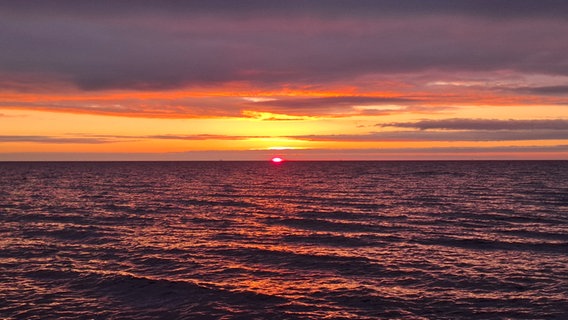 Sonnenaufgang über der Ostsee am Weidefelder Strand. © Birgitta Keller Foto: Birgitta Keller