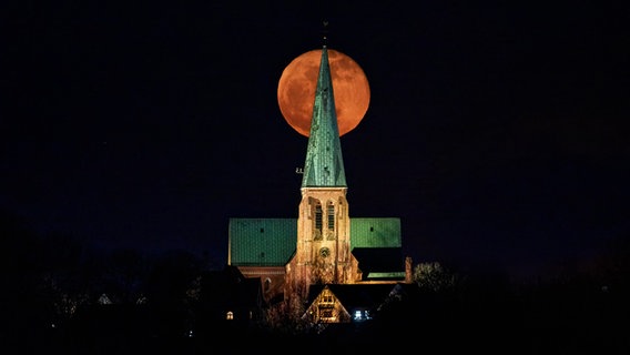 Vollmond über dem Meldorfer Dom © Mike Mohr Foto: Mike Mohr