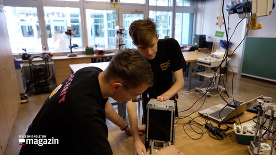 Zwei Jungs tüfteln an ihrem Robotikprojekt © NDR Foto: NDR Screenshots