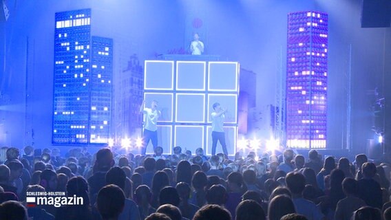 Drei Personen stehen auf einer Bühne und geben ein konzert © NDR Foto: NDR Screenshots