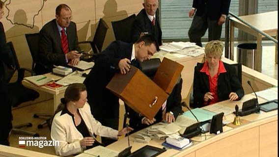 Archivmaterial einer Auszählung im Plenarsaal des Landtags in Schleswig-Holstein. © NDR 