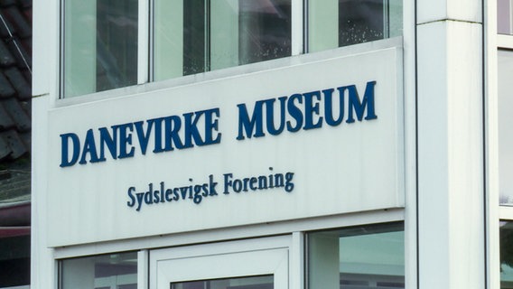 Auf einem Gebäude steht "Danevirke Museum". © NDR Foto: NDR Screenshot