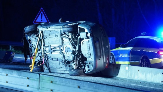 Ein Unfallfahrzeug auf der A210 bei Schacht-Audorf. © Daniel Friederichs Foto: Daniel Friederichs