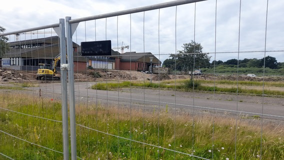 Eine Aufnahme durch einen Bauzaun auf eine Baustelle © Stadt Schleswig Foto: Stadt Schleswig