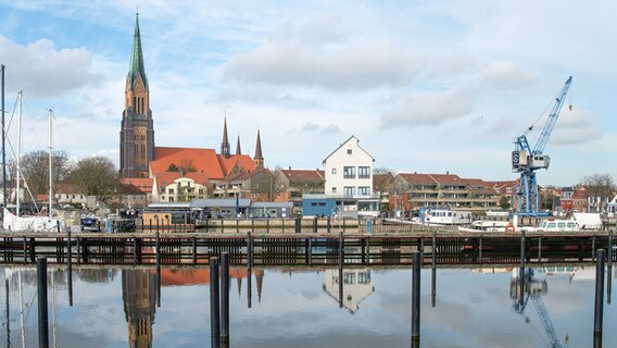 Schleswig, am St. Petri Dom mit der neuen Kupferverkleidungen an den Strebepfeilern, die den Kirchturm in Zukunft vor Witterungseinflüssen schützen sollen. © picture alliance / SULUPRESS.DE Foto: Torsten Sukrow