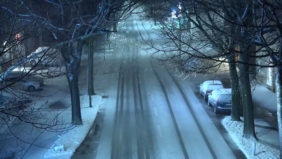 Eine mit Schnee bedeckte Straße in Neumünster. © Daniel Friedrichs Foto: Daniel Friedrichs