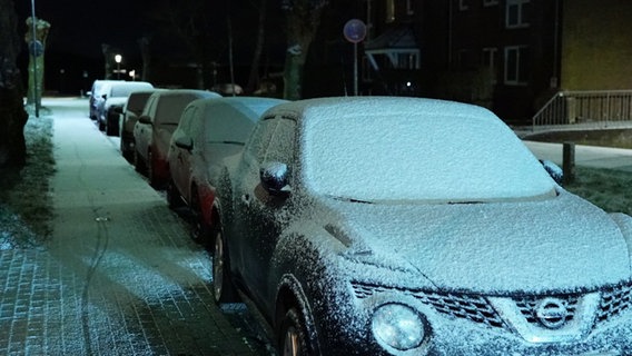 Auf den Autodächern liegt am Morgen eine leichte Schneedecke. © Daniel Friederichs Foto: Daniel Friederichs