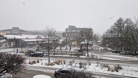 Der Blick von einem Balkon auf das weiße Norderstedt. © NDR Foto: Doreen Pelz