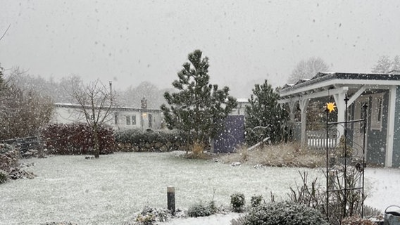 Ein Garten wird immer mehr von Schnee bedeckt, während es fleißig weiter schneit. © Kerstin Wolter Foto: Kerstin Wolter