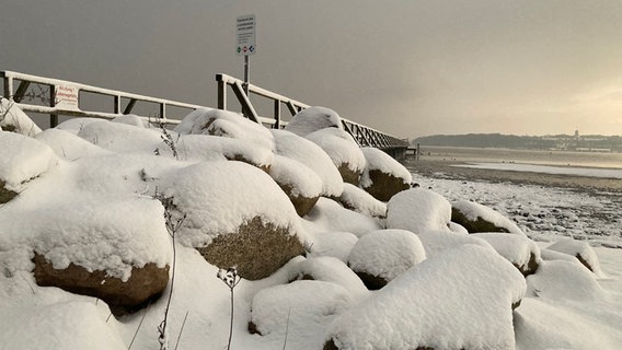 Mole der Seebrücke am Ostseestrand bei Sonnenaufgang © dpa Foto: Birgitta von Gyldenfeld