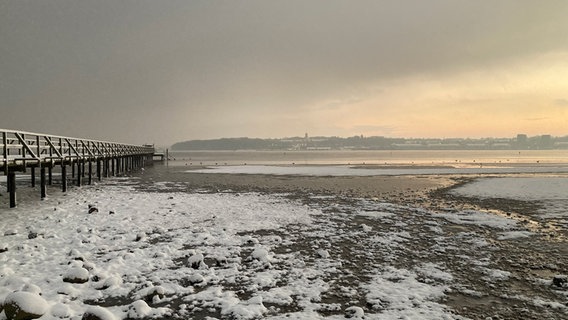 Blick über das eisige Wasser am Ostseestrand bei Sonnenaufgang © dpa Foto: Birgitta von Gyldenfeld