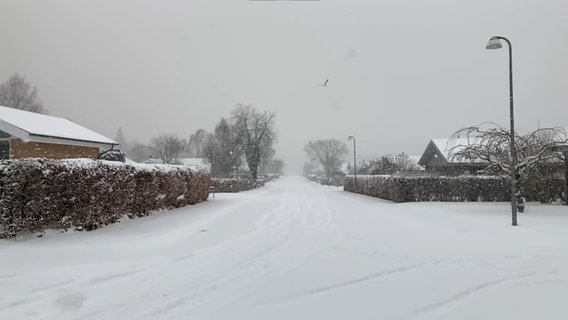 Schnee bedeckt Straßen und Gehwege, Schneeflocken landen auf der Kameralinse © NDR Foto: Simone Mischke