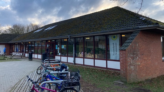 Die Grundschule in Schobüll von außen © NDR Foto: Andreas Rackow