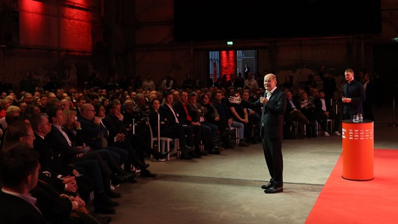 Lübeck: Olaf Scholz (SPD), Bundeskanzler, spricht bei einer Townhall seiner Partei in der Kulturwerft. © dpa Foto: Georg Wendt