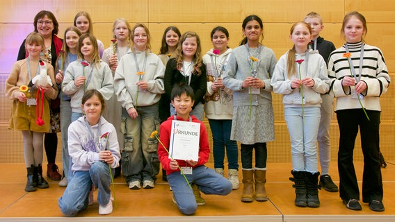 Schulkinder stehen auf einer Bühne bei einer Auszeichnung. © Jugendpresse SH Foto: Nino Cataffo