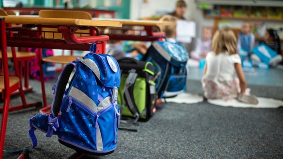 Ranzen hängen und stehen beim Begrüßungsunterricht der neuen Erstklässler im Klassenzimmer. © dpa-Bildfunk Foto: Philipp Schulze