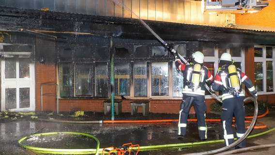 Die Feuerwehr bekämpft den Großbrand der Grundschule in Schmalfeld. © Florian Sprenger Foto: Florian Sprenger