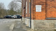 Autos parken auf dem Schulgeländer der Christlichen Schule in Kiel. © NDR Foto: Moritz Ohlsen