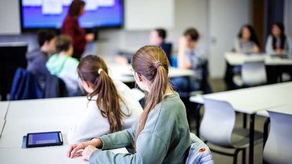 Schüler einer siebten Klasse hören in einem Klassenraum einer Unterrichtsstunde im Fach Mathe ihrer Lehrerin zu. © picture alliance / dpa Foto: Matthias Balk