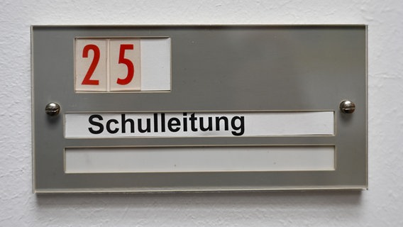 Eine Tafel an einer Tür weißt auf das Büro der Schulleitung hin © picture alliance/dpa Foto: Arne Dedert