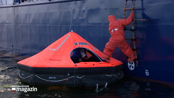Bundespolizisten führen eine Übung durch auf einem Schulschiff. © NDR 