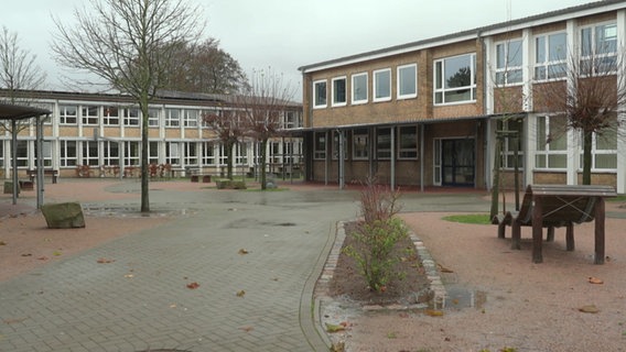 Der Schulhof der Gemeinschaftsschule St. Peter Ording. © NDR Foto: Christiane von Possel