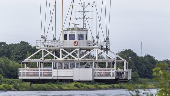 Die Schwebefähre über dem Nord-Ostsee-Kanal in Rendsburg. © picture alliance / imageBROKER Foto: Siegfried Kuttig