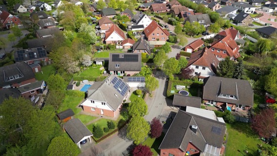 Ein Bild einer Ortschaft aus der Vogelperspektive. Einfamilienhäuser mit Gärten und teils Solaranlagen auf den Dächern. © Screenshot 