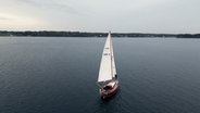 Ein Segelboot fährt auf der Ostsee. © NDR Screenshot 