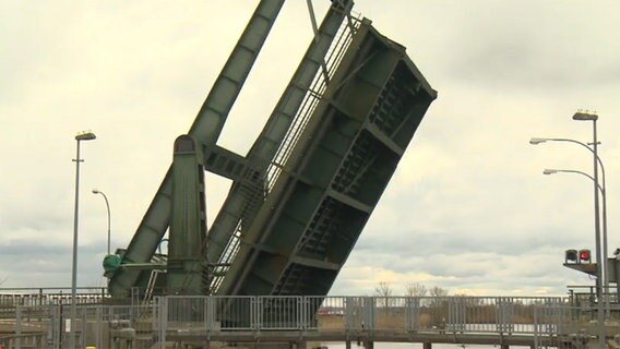 Die Klappbrücke der Lexfähre über die Eider ist gerade geöffnet. © NDR Screenshots Foto: NDR