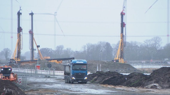 Auf der Baustelle von Northvolt stehen ein Kieslaster und mehrere Bohrtürme. © Screenshot 