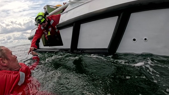 Regelmäßig übt die Crew das Szenario „Person über Bord“ mit dem Tochterboot „Saphir“. © Bastian Pöhls Foto: Bastian Pöhls