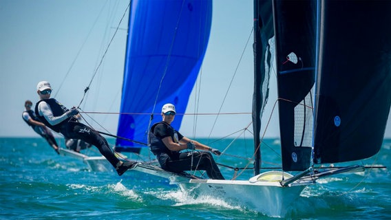 Anna Barth und Emma Kohlhoff beim Segelsport. © Didier Hillaire 