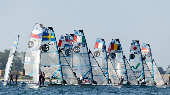 Boote der 49er FX-Klasse sind zum Start bereit bei einer Wettfahrt im Rahmen der Kieler Woche auf der Förde vor Schilksee. © picture alliance/dpa Foto: Frank Molter