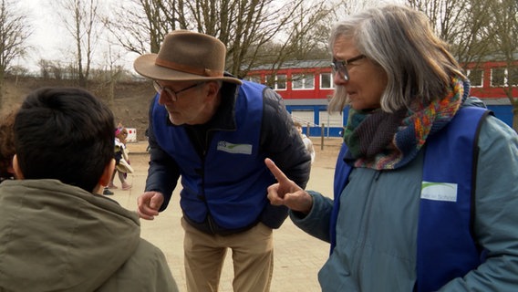 Senioren schlichten auf dem Schulhof einer Grundschule einen Streit © NDR Foto: NDR Screenshot