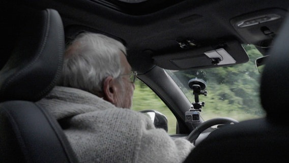Eine Person fährt ein Auto © NDR Foto: NDR Screenshot