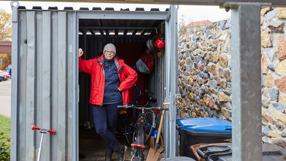 Eine Frau steht lachend in einem Fahrradschuppen. © Tim Oehler Foto: Tim Oehler