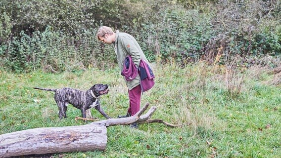 Ein Mann spielt mit seinem Hund. © Tim Oehler Foto: Tim Oehler